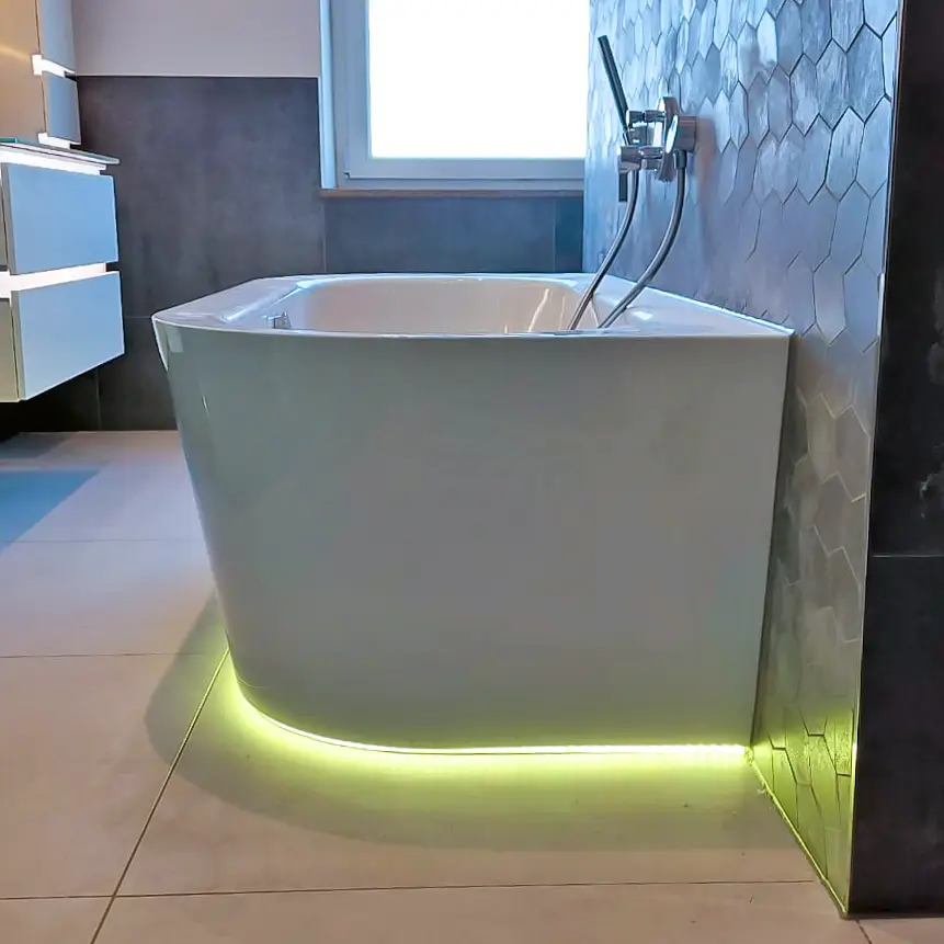 Badezimmer Badewanne mit LED an Fliesenwand Besart Mucaj